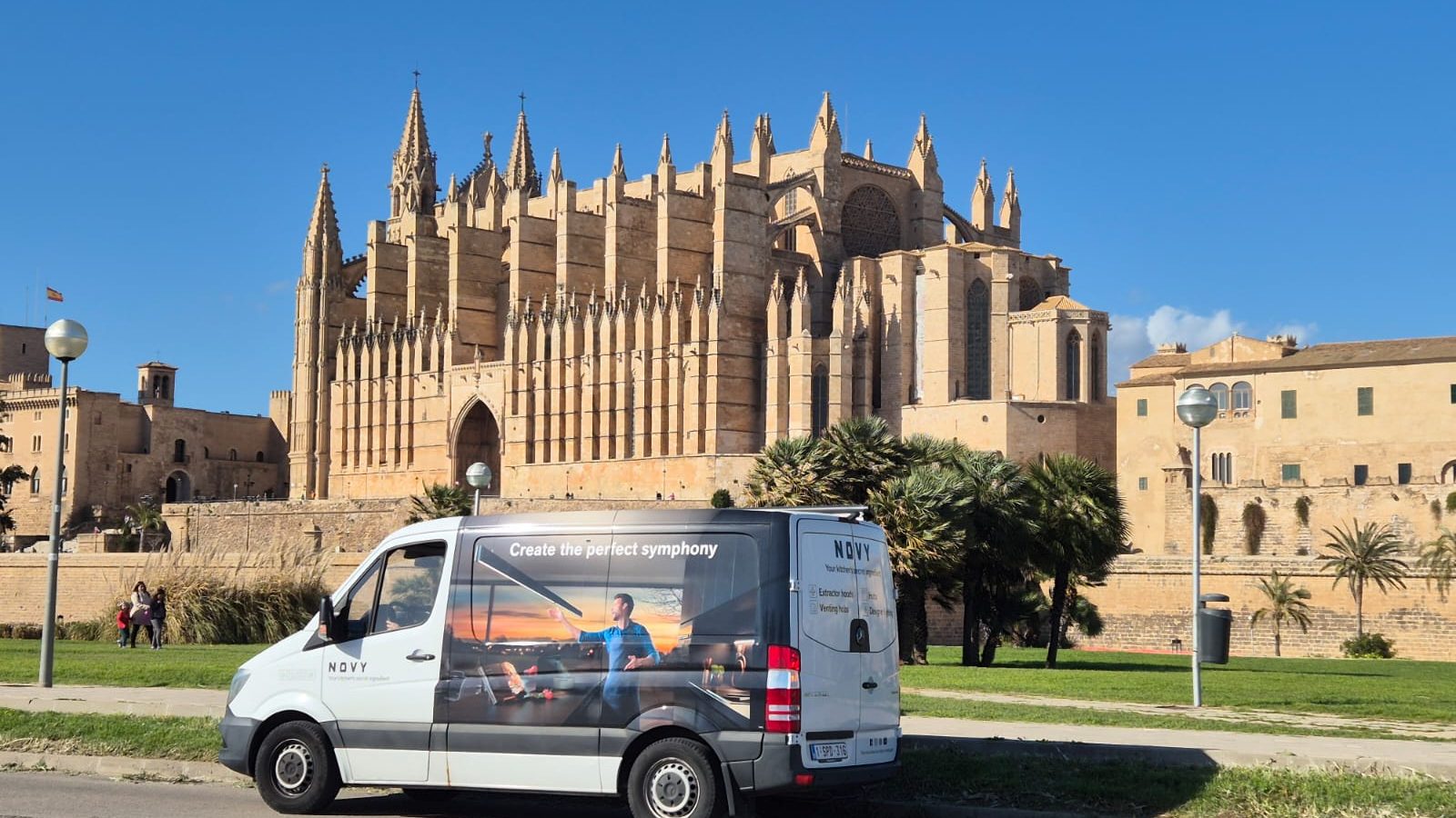 Furgoneta de NOVY delante de la catedral de palma de mallorca